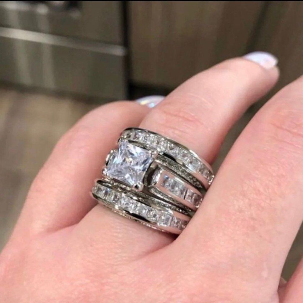 PRINCESS CUT WEDDING RING